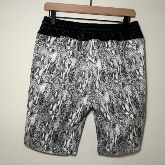 Joe's Jeans Shorts Women's MD Black White Rocky Bermuda Python Snake Print NWT - Picture 7 of 8